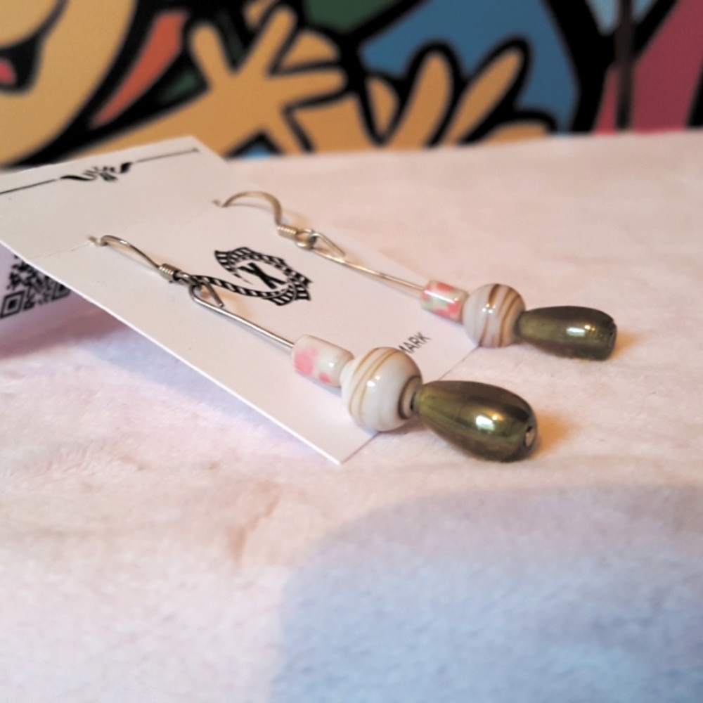 ⬇️ Cream Pink Brown & Green Beaded Earrings